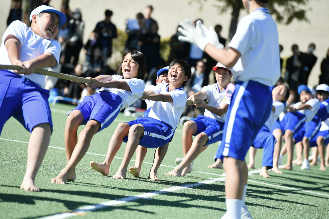 運動会の綱引きに取り組む生徒たち